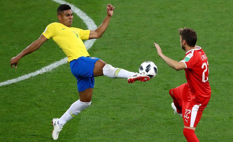 Casemiro se antecipa ao sérvio Ljajic.