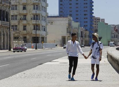 Roiniel Torres e Dariel Hernández passeiam pelo Malecón, a avenida litorânea de Havana.