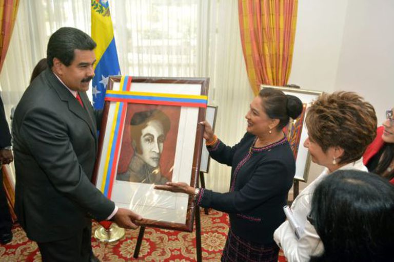 Maduro mostra quadro de Bolívar em Trinidad e Tobago.