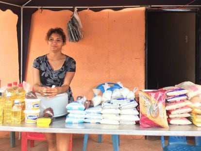Teresa González fez da calçada uma venda onde tem até camisinha.