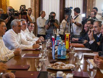 O chanceler espanhol Margallo em frente a seu colega cubano.