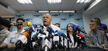 O secretário-geral da oposicionista Mesa de Unidade Democrática, Jesús Torrealba, em entrevista coletiva.