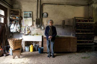 Pilar Fernández, de 101 anos, na garagem da sua casa em Ambas (Espanha).