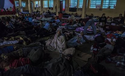 Migrantes hondurenhos passam a noite em um albergue da Cidade da Guatemala.