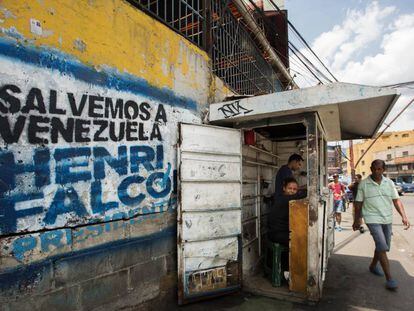 Propaganda do candidato Henri Falcón pintada em um muro de Caracas.