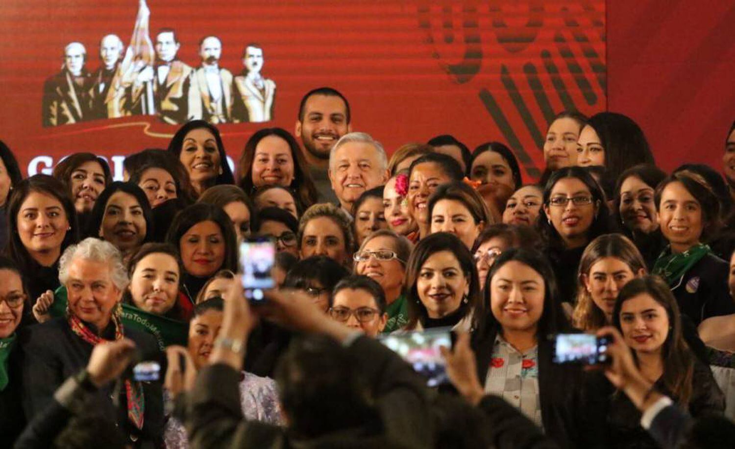 López Obrador com líderes feministas em novembro.