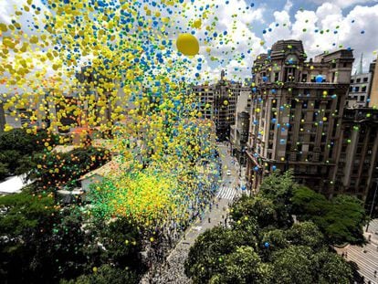 Balões lançados pela Associação Comercial de São Paulo nesta sexta-feira tomam o céu do centro da cidade.