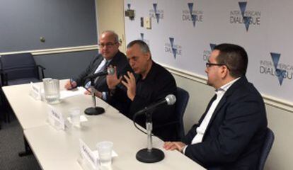 De esquerda para a direita, Michael Shifter, presidente do Diálogo Interamericano, Lenier González e Roberto Veiga.