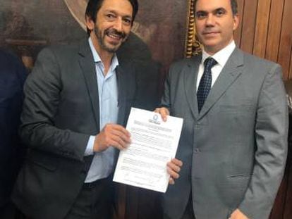 O vereador Ricardo Nunes, presidente da CPI, e o vice-presidente jurídico do Santander, Alessandro Tomao, após assinatura do acordo nesta sexta.