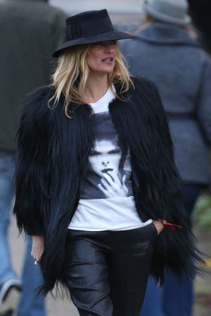Kate Moss usou esta camiseta com o rosto de Bowie um dia após seu falecimento.