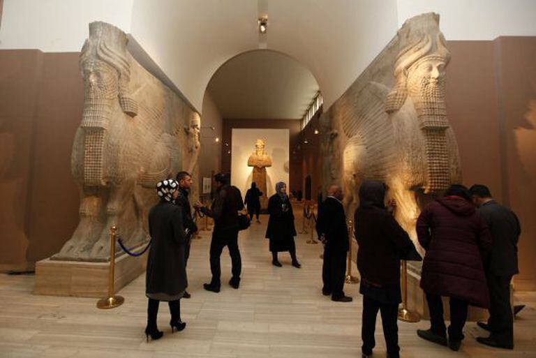 Visitantes observam peças no Museu Nacional do Iraque. / REUTERS