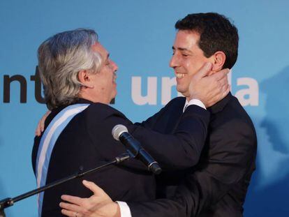 Alberto Fernández (esq.) abraça Eduardo de Pedro na posse do novo ministério.