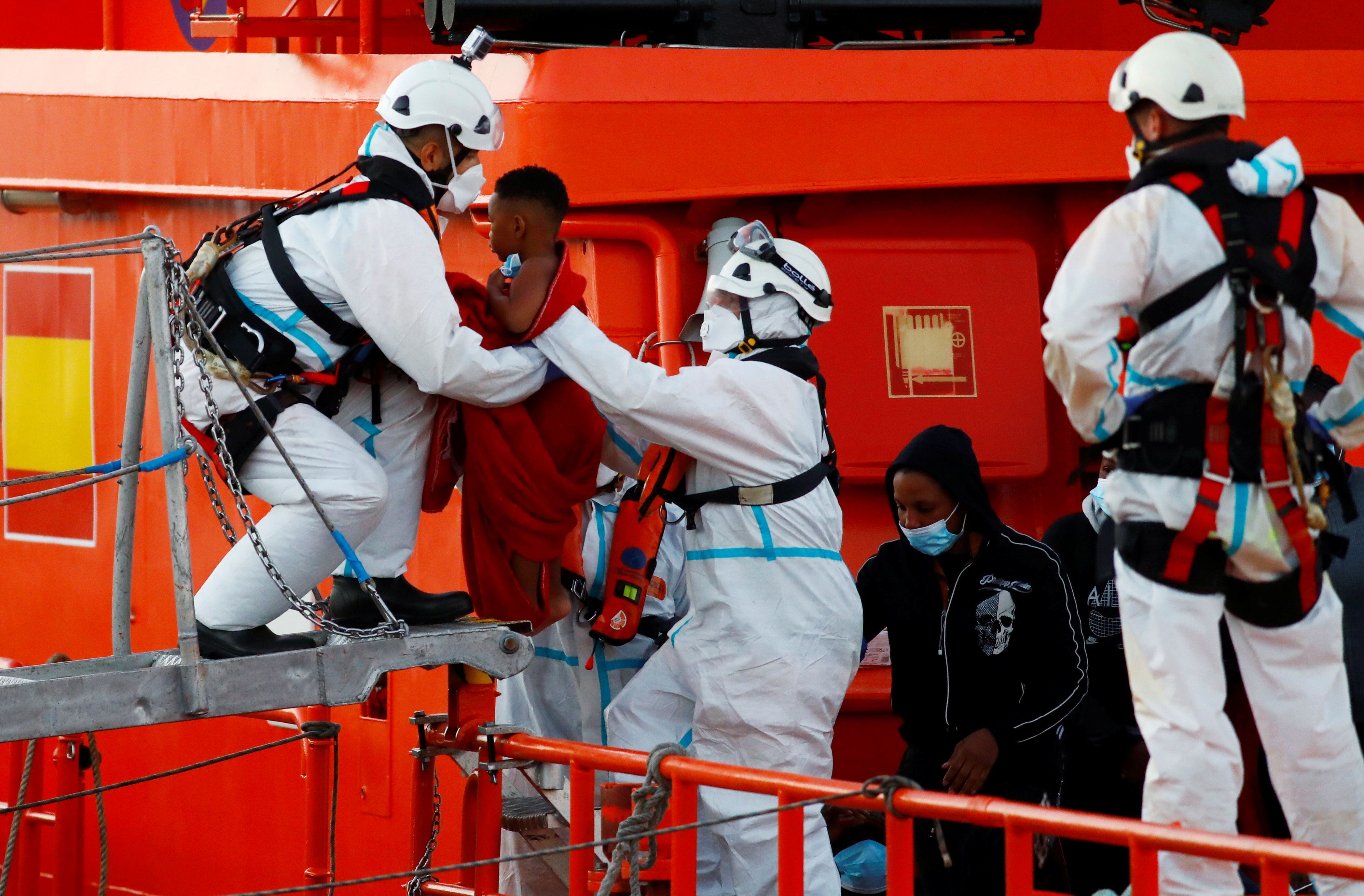 Cruz Vermelha ajuda criança a descer do barco no porto de Arguineguín (Gran Canaria) nesta quarta-feira.