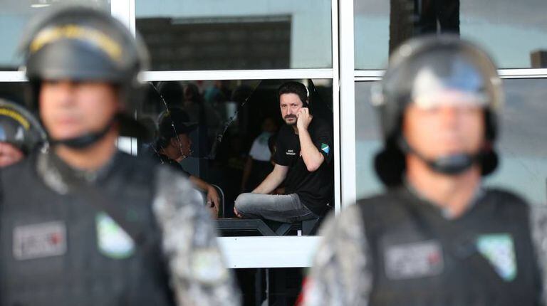 Agente penitenciário durante invasão no Ministério da Justiça.