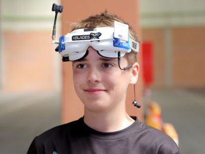 Luke Bannister, de 15 anos, construiu o aparelho com o qual ganhou o título de campeão mundial de corridas de drones