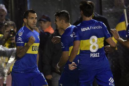 Tevez (esq.), do Boca Juniors, festeja gol contra o Cerro Porteño.