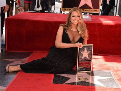 Mariah Carey, na Calçada da Fama de Hollywood, com sua estrela. Quando está no palco, exige que nenhuma mulher esteja ao lado dela. Deve saber por quê...