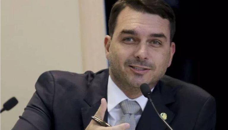 Ministério Público investiga se Flávio Bolsonaro enriqueceu com dinheiro desviado de seus funcionários
