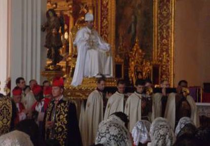 O papa Gregório XVIII, sobre um trono carregado por fieis.