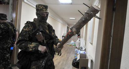 Um miliciano pró-russo em um prédio estatal em Donetsk.