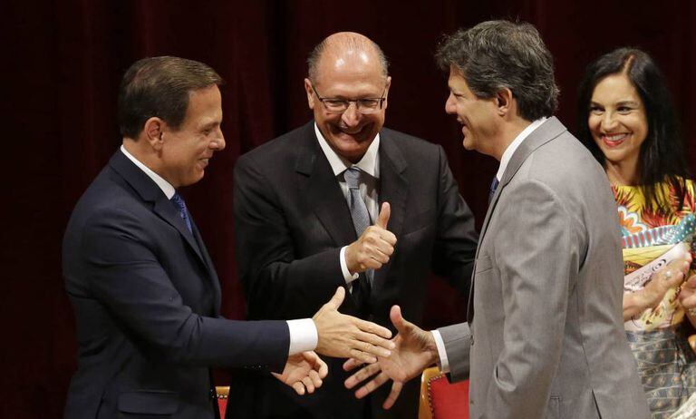 Doria cumprimenta Haddad sob a aprovação de Geraldo e Lu Alckmin.