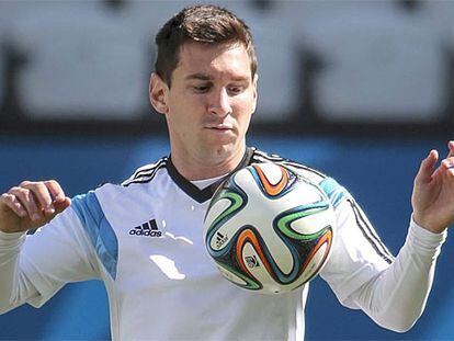 Messi domina a bola em um treinamento.