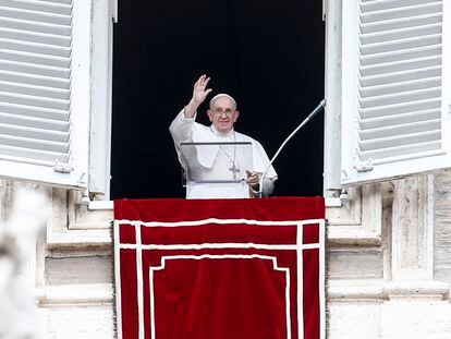 O papa Francisco recita a oração do Angelus da janela de seu apartamento, na praça de São Pedro, Cidade do Vaticano, neste domingo 8 de agosto.