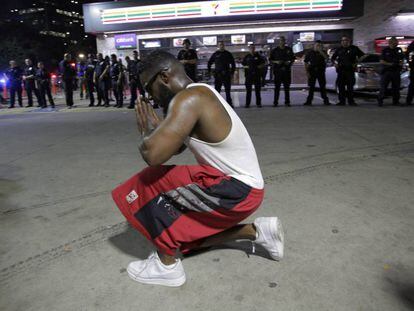 Um jovem se ajoelha durante uma manifestação de repúdio à violência policial contra os negros nos EUA, que resultou em cinco agentes mortos em um tiroteio, em Dallas.