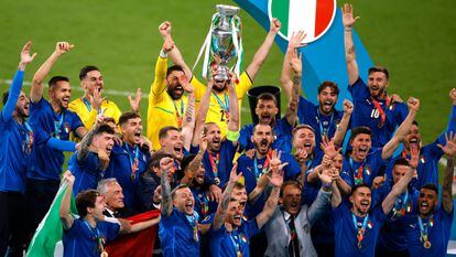 Jogadores da Itália celebram a vitória contra a Inglaterra na Eurocopa, após vitória por 3 a 2 nos pênaltis, neste domingo, 11 de julho, no estádio de Wembley.