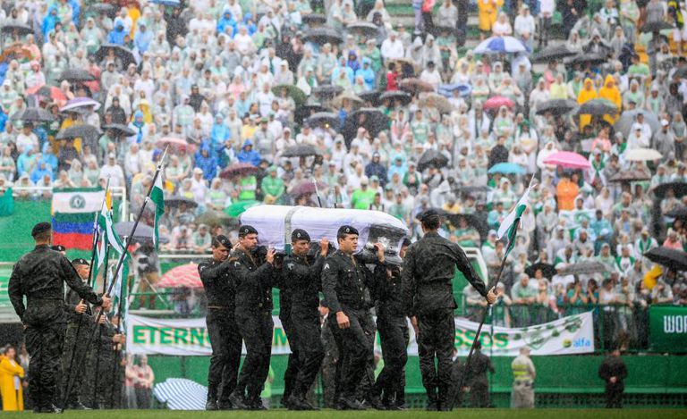 Militares carregam os caixões diante da torcida da Chapecoense.