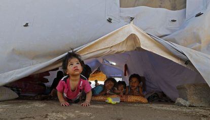 Crianças refugiadas em acampamento temporário no Iraque.