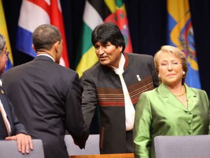 Morales e Obama cumprimentam-se na presença de Bachelet em 2009.