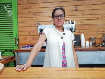 Karina Cancino, na segunda-feira, em seu café em uma clínica de Caracas