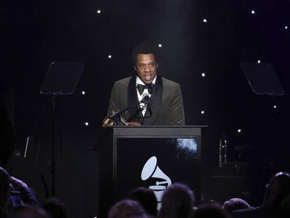 Jay-Z fala durante a cerimônia prévia ao Grammy que homenageou ícones da indústria fonográfica, neste sábado.