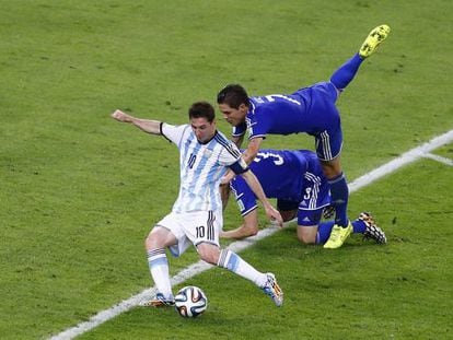 Messi chuta para marcar o segundo gol.