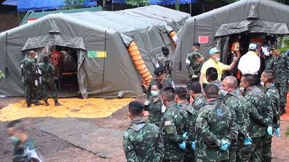 Militares tailandeses preparam o translado dos meninos resgatados da caverna de Tham Luang 