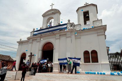 Paroquianos comparecem a uma missa em comemoração ao terceiro aniversário dos protestos contra o Governo de Daniel Ortega, em Masaya (Nicarágua), em 18 de abril de 2021.