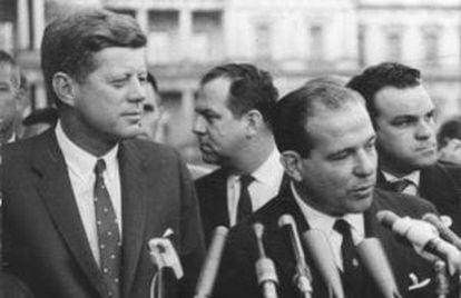 Jango (dir.) fala ao lado do ex-presidente Kennedy.