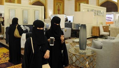 Mulheres sauditas visitam uma feira de design de interiores em Jeddah.