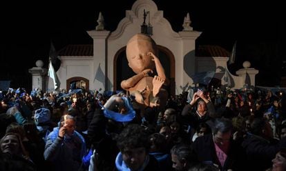 Manifestação contra o aborto legal na Argentina em frente à residência presidencial.