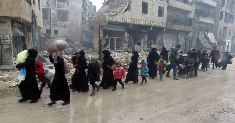 Centenas de sírios tentam abandonar um bairro de Aleppo.