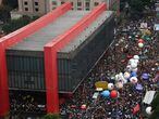 Manifestantes reunidos na Avenida Paulista, em São Paulo, ao lado do MASP.