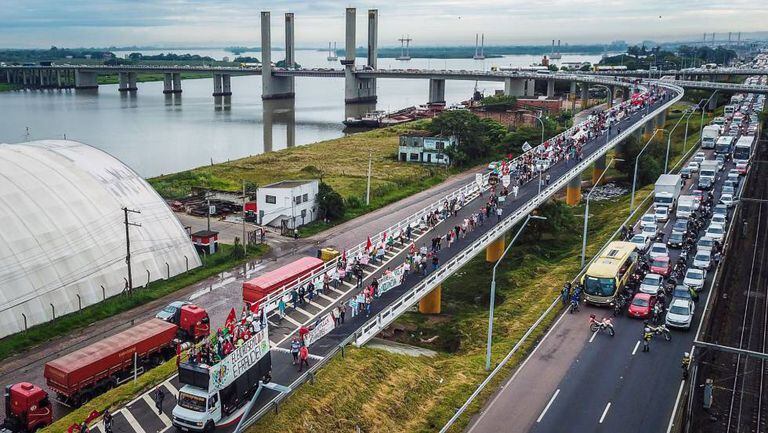 Manifestantes em Porto Alegre nesta segunda-feira.
