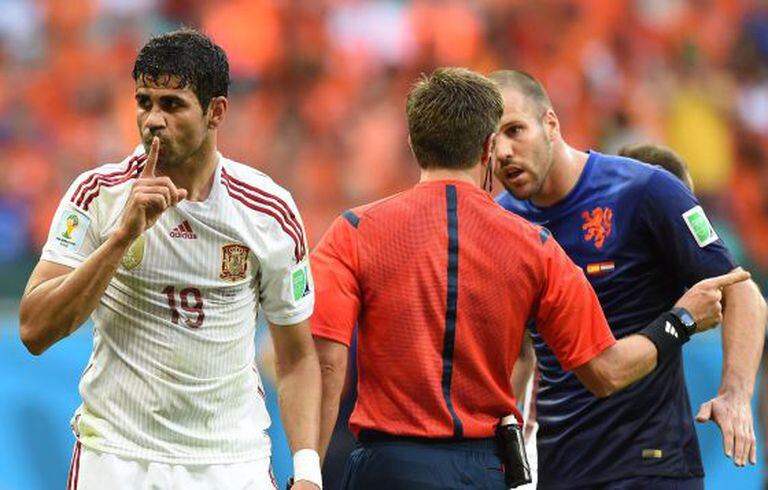 Diego Costa após sofrer o pênalti contra a Holanda.