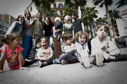 Pais e filhos do grupo infantil Babalia, no bairro de Poble Sec, em Barcelona