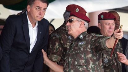 General fala com Bolsonaro na cerimônia de graduação de paraquedistas no Rio.