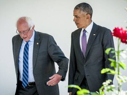 O presidente Barack Obama (dir.) caminha ao lado de Bernie Sanders em direção ao Salão Oval.