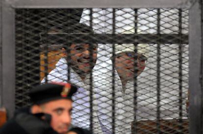 Ahmed Duma (à esquerda, de branco) e Ahmed Maher (direita), no tribunal.
