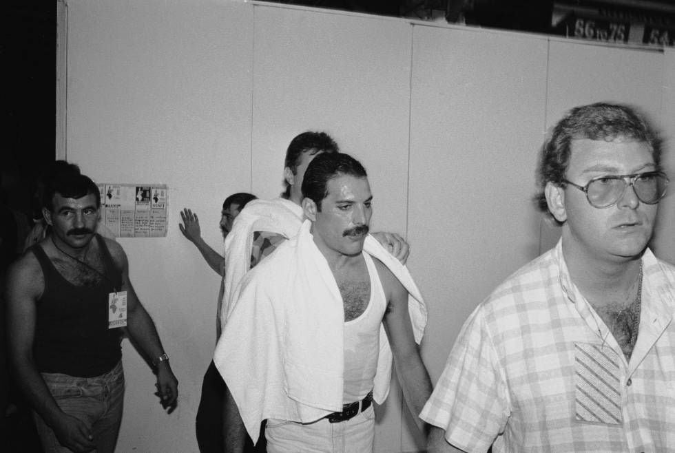 Freddie Mercury no ‘backstage’ do show Live Aid realizado em Londres, em 13 de julho de1985. À sua esquerda, seu namorado, Jim Hutton.