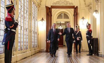 Os presidentes da Colômbia, Iván Duque, e da Argentina, Mauricio Macri, caminham pelo interior da Casa Rosada em Buenos Aires.